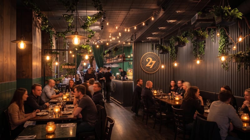 Modern bistrointeriör med mässingsbar och varm belysning vid skymning på TWENTYSEVEN